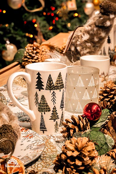 Vaisselle de Noël tasse blanche et imprimés de feuilles vertes